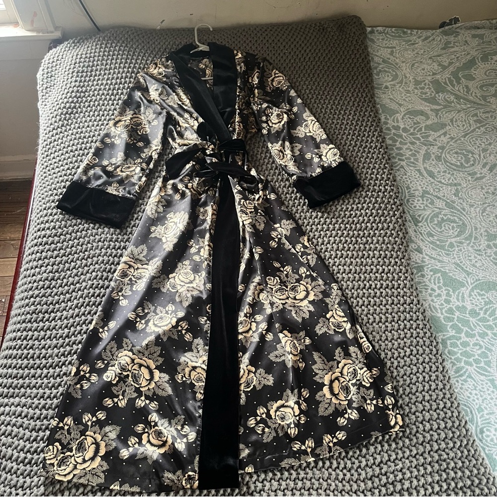 Elegant Floral Satin Robe
